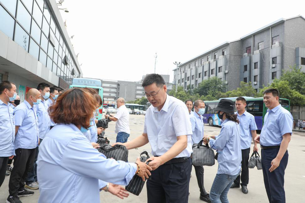 炎炎夏日 徐州尊龙凯时集团领导为职工送清凉